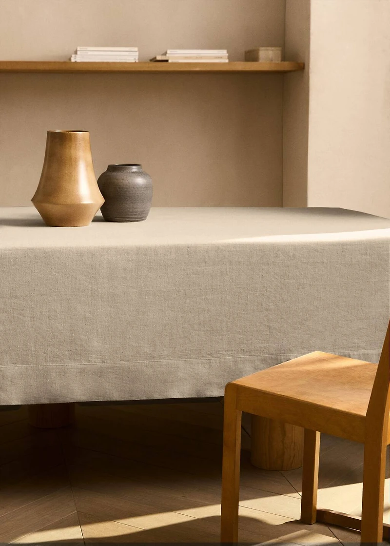 Linen tablecloth for 8 to 10 diners