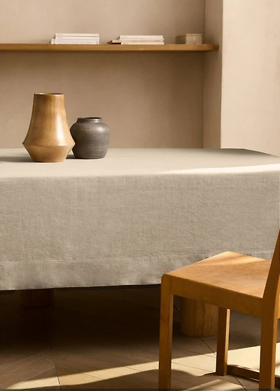 Linen tablecloth for 8 to 10 diners