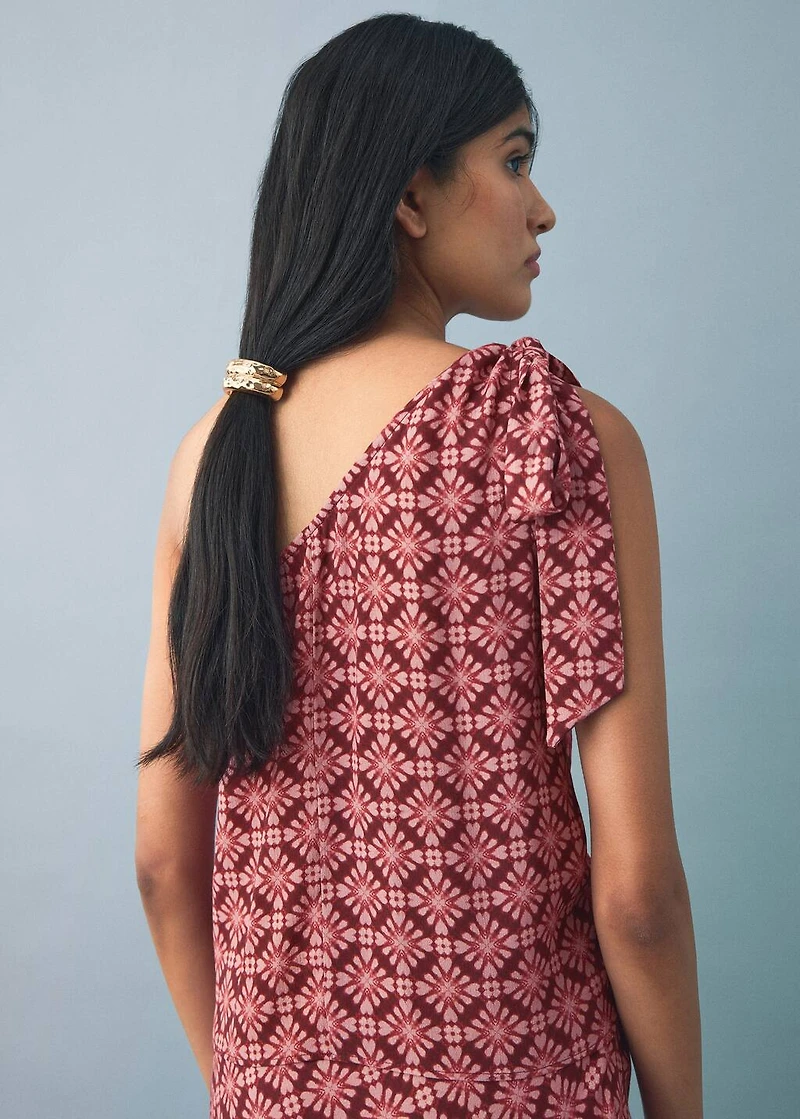 Asymmetrical blouse with bow at the neck