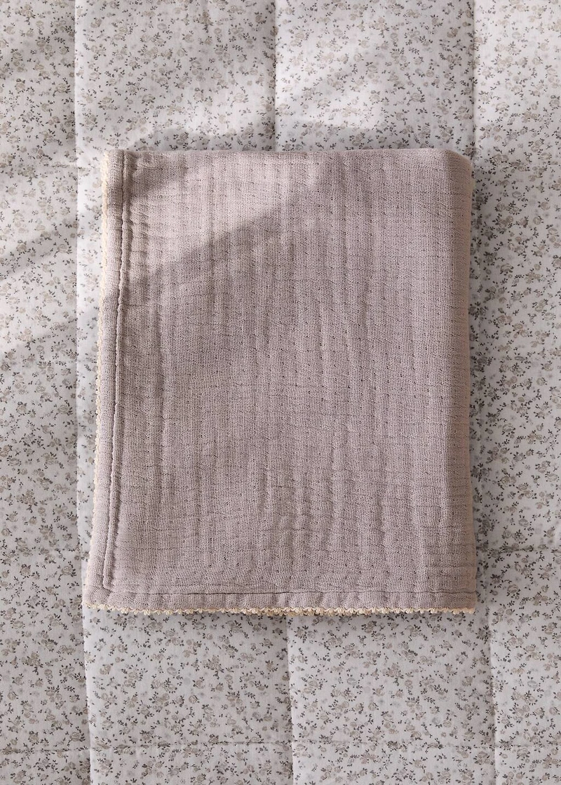 Children's blanket with contrasting finish