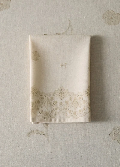 Linen napkins with floral pattern