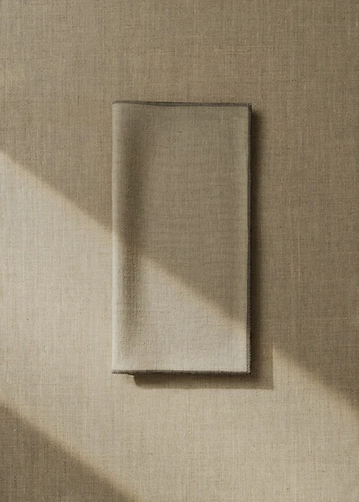 Linen napkins with contrasting overlock