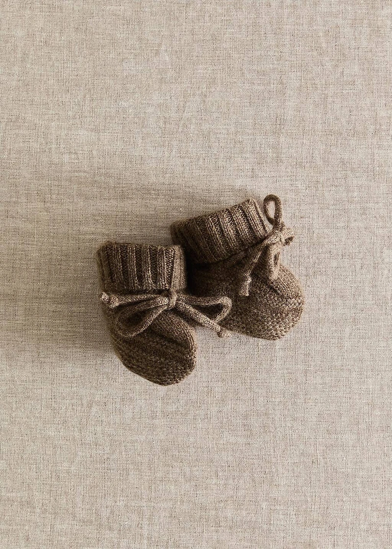 Knitted booties with bow
