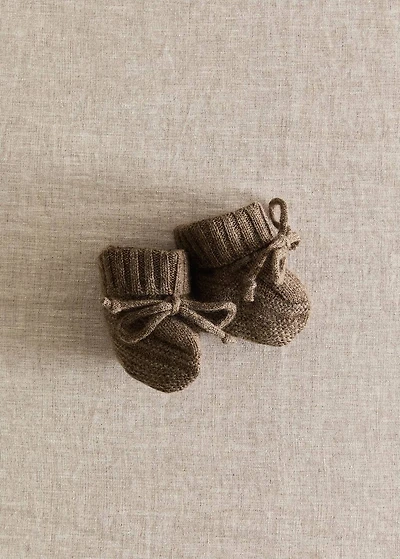 Knitted booties with bow