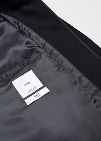 Wool coat with detachable collar