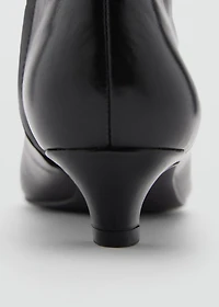 Leather boots with kitten heels