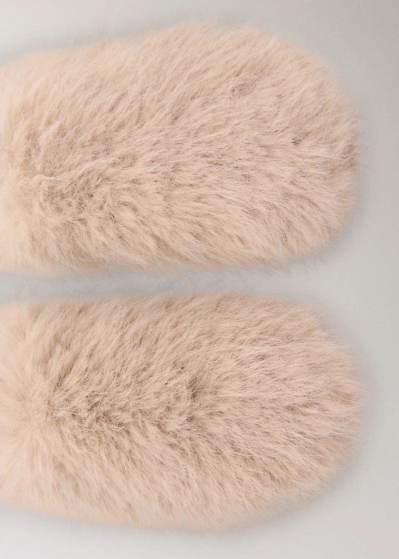 Slippers with fur effect