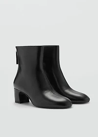Zipped leather ankle boots