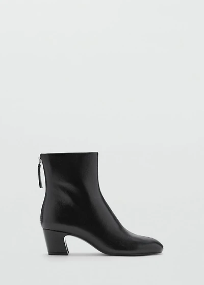 Zipped leather ankle boots