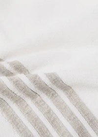 Linen bath towel with contrasting trim