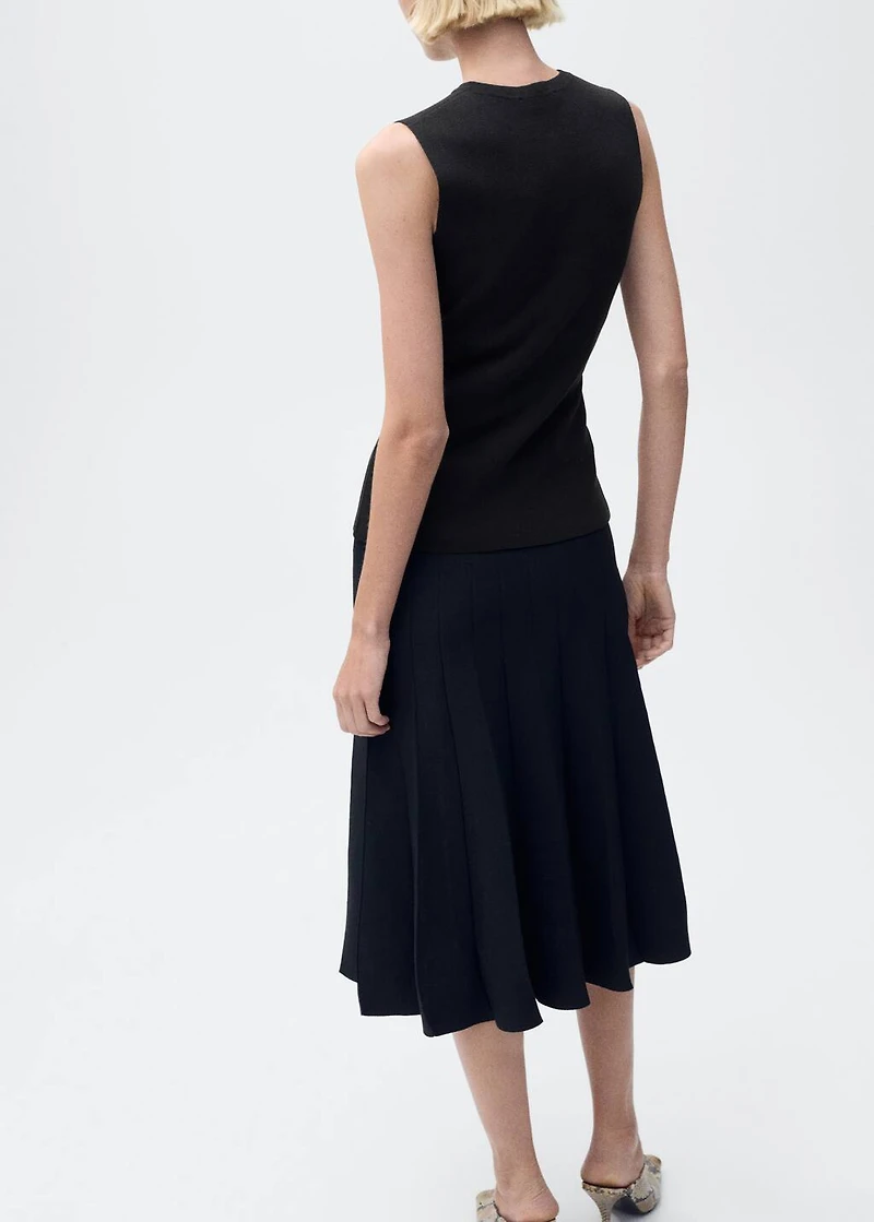 Fine-knit vest with buttons