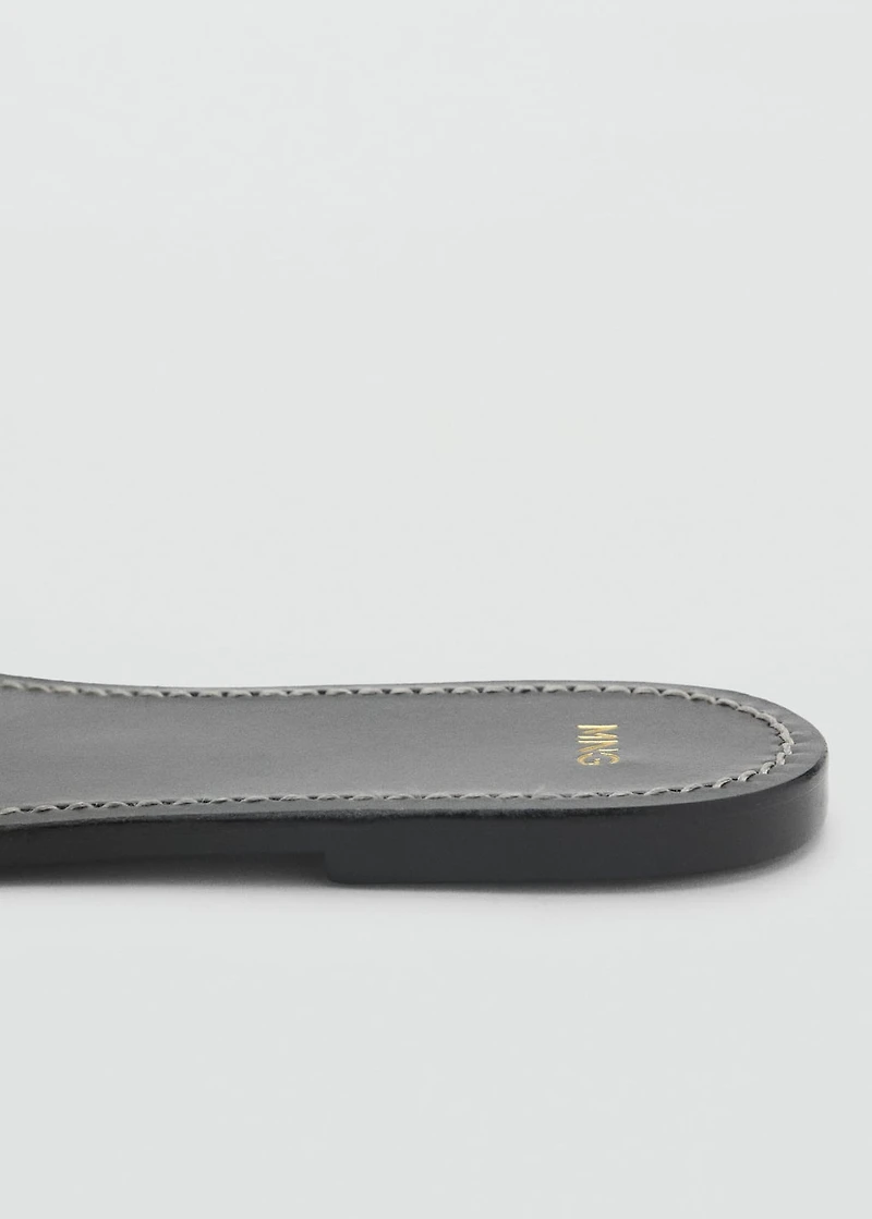Leather sandals with intertwined strap