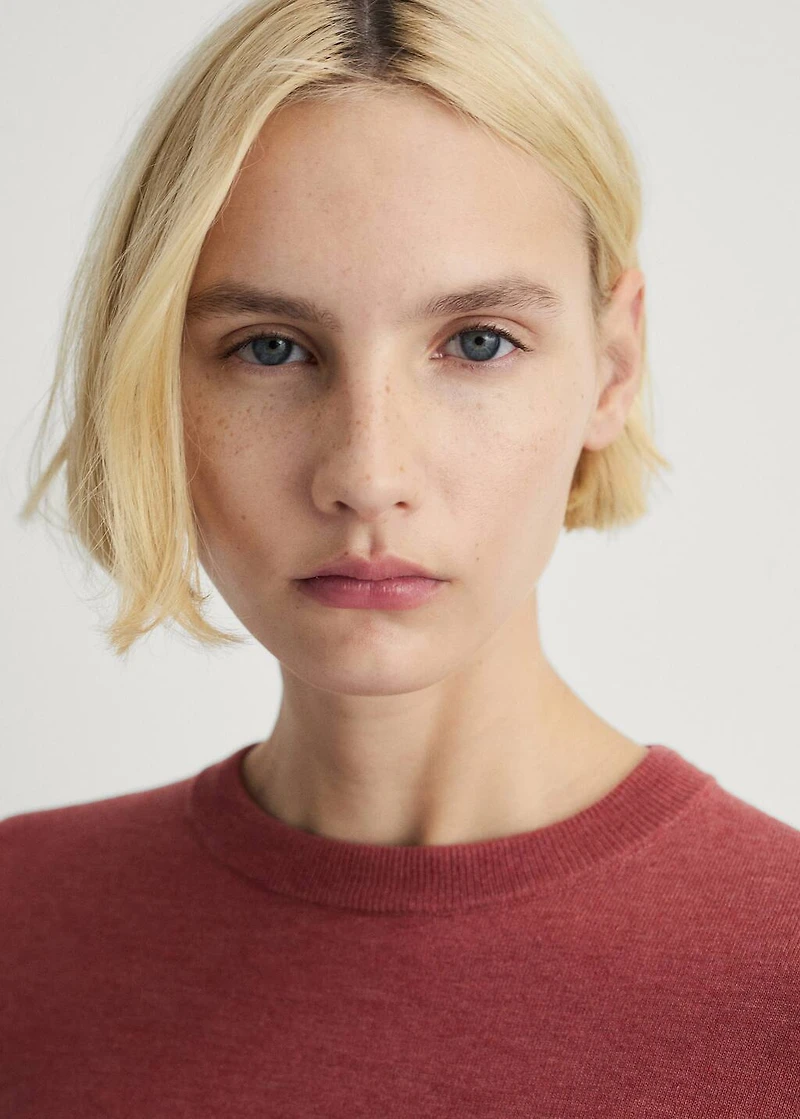 Round-neck knitted sweater