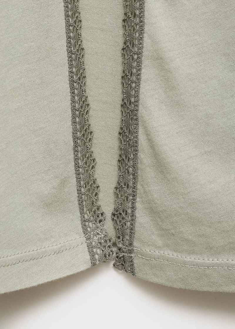 Cotton robe with contrasting lace