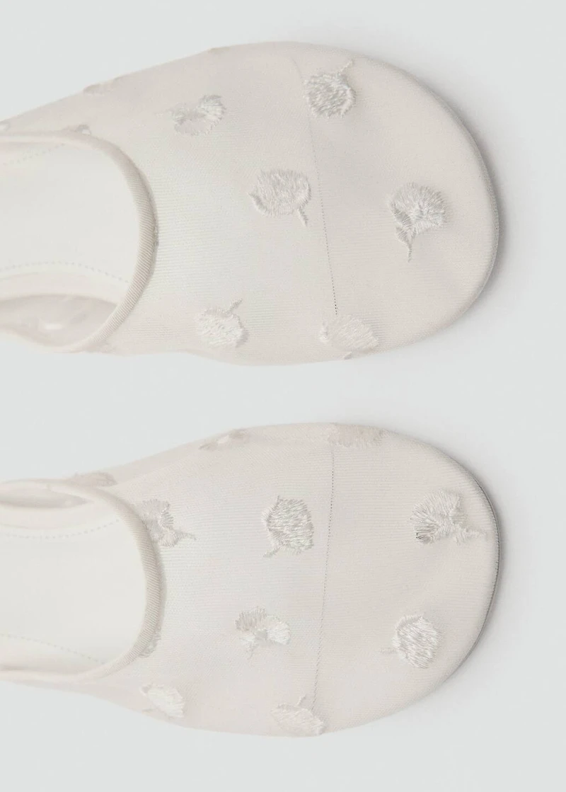 Embroidered mesh shoes