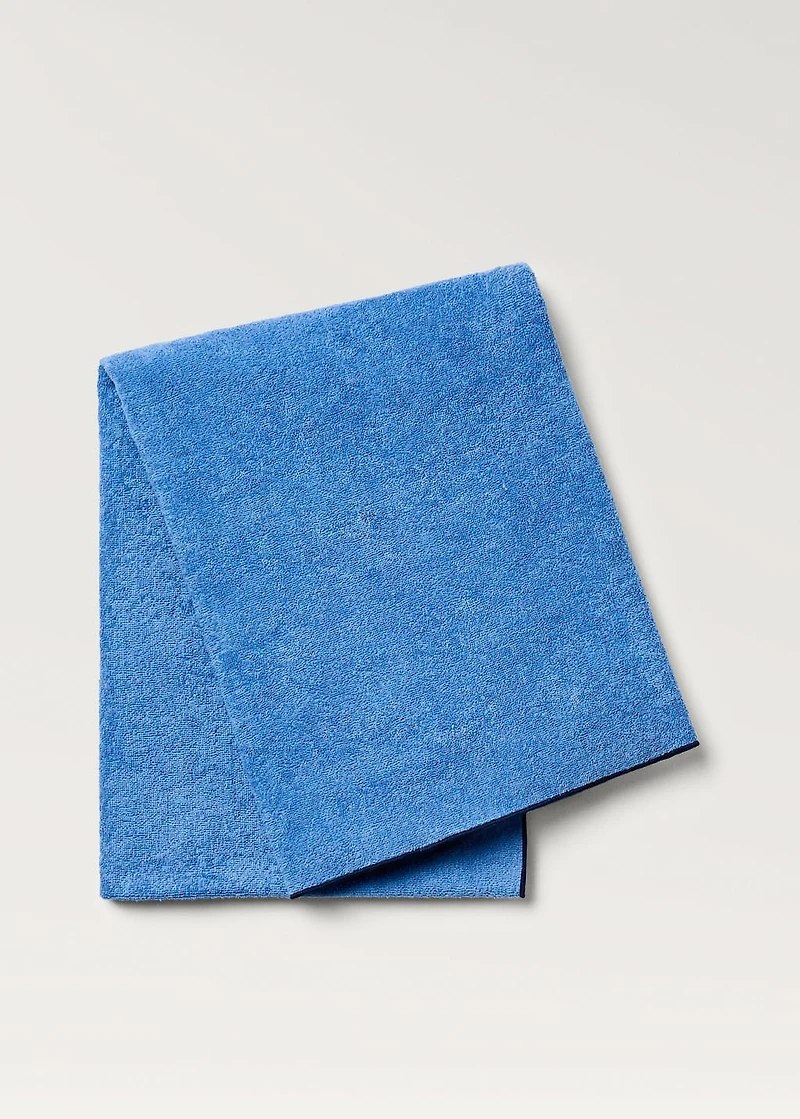 Beach towel with contrasting overlock