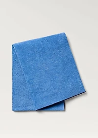 Beach towel with contrasting overlock
