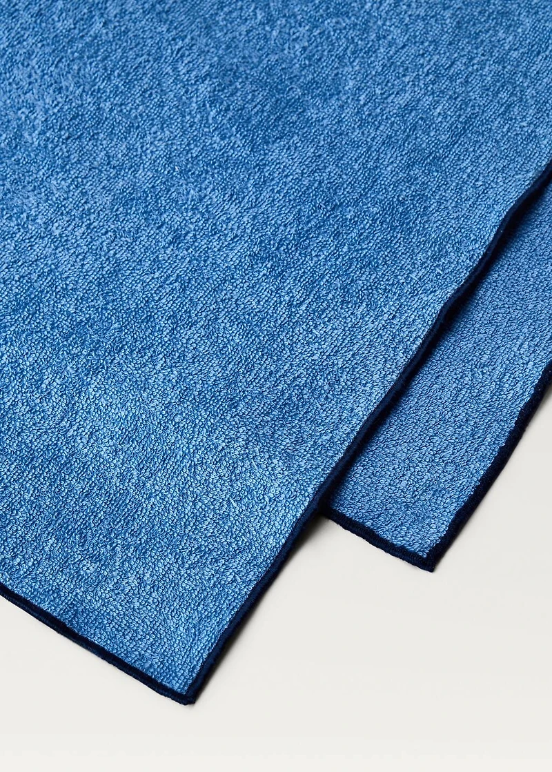 Beach towel with contrasting overlock