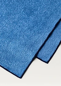 Beach towel with contrasting overlock