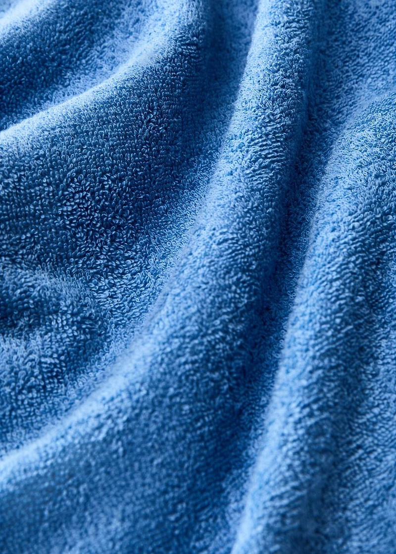 Beach towel with contrasting overlock