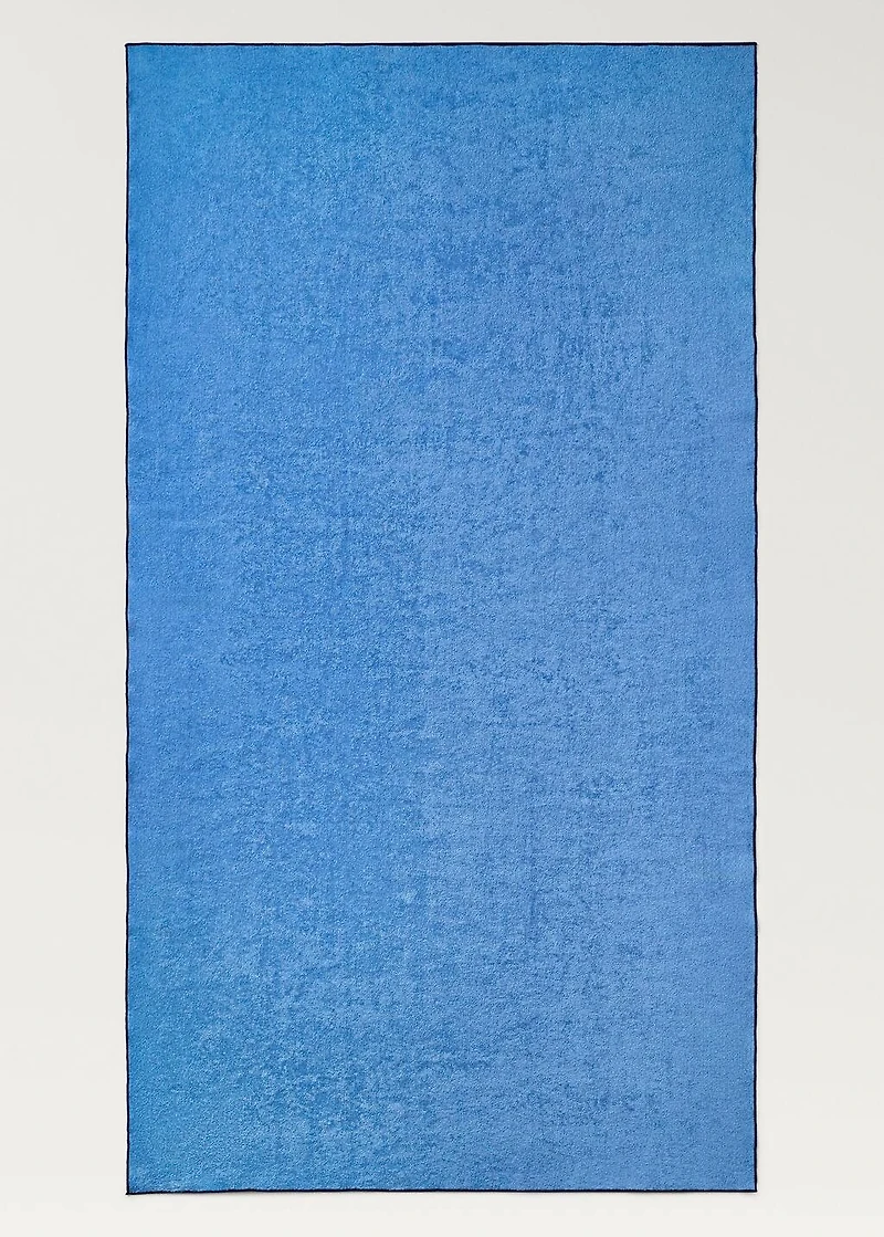 Beach towel with contrasting overlock