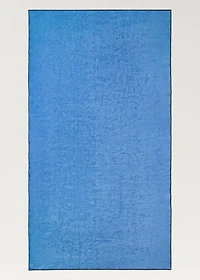 Beach towel with contrasting overlock