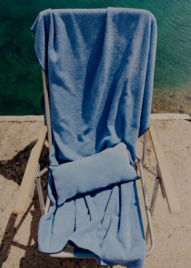 Beach towel with contrasting overlock