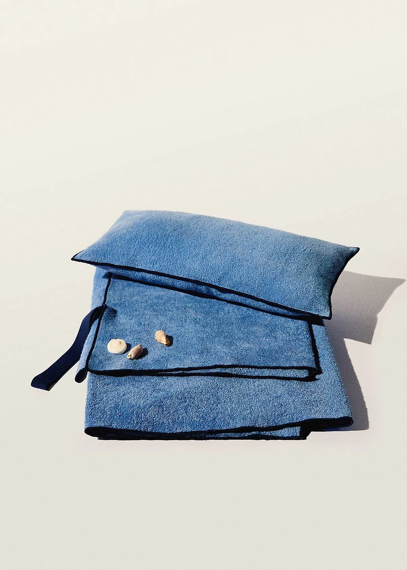 Beach towel with contrasting overlock
