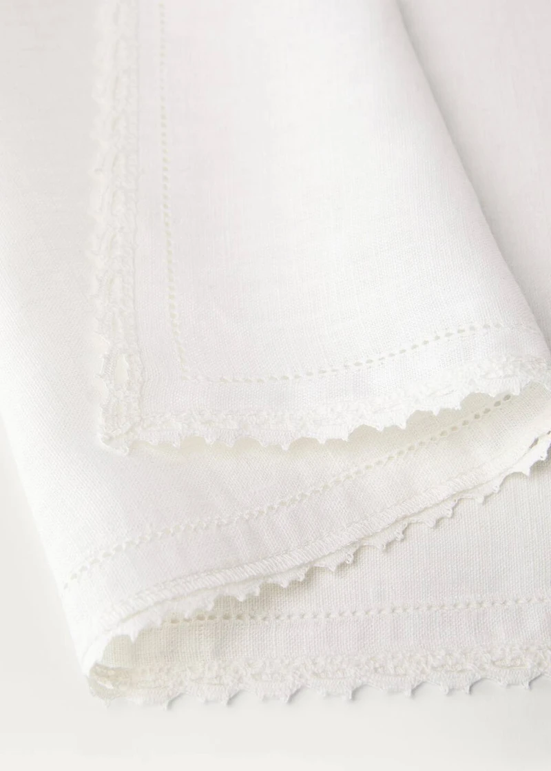 Linen placemat finished with lace