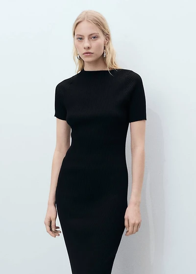 Ribbed midi-dress with slit neckline