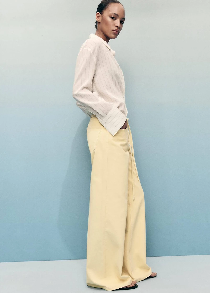 Low-rise  wide leg jeans with belt
