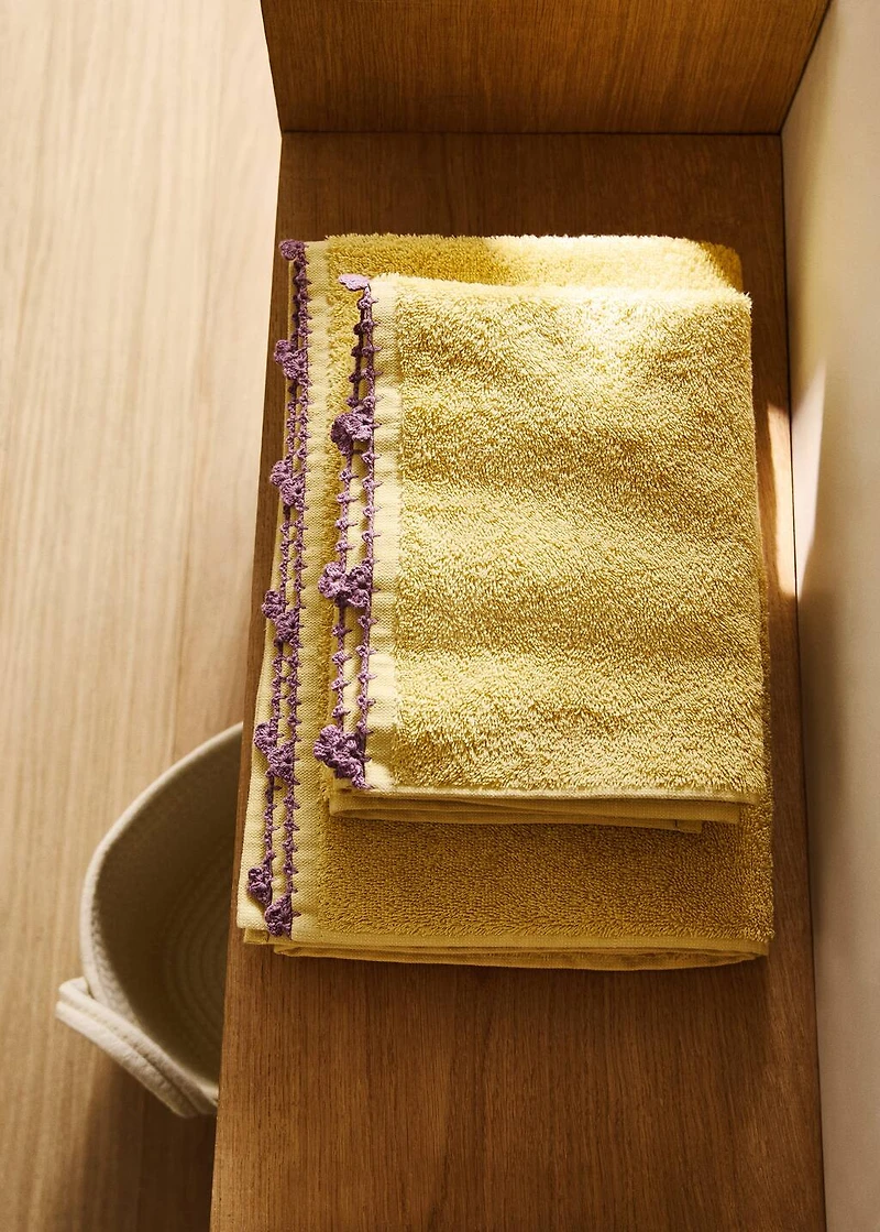 Children's washbasin towel with crochet trim