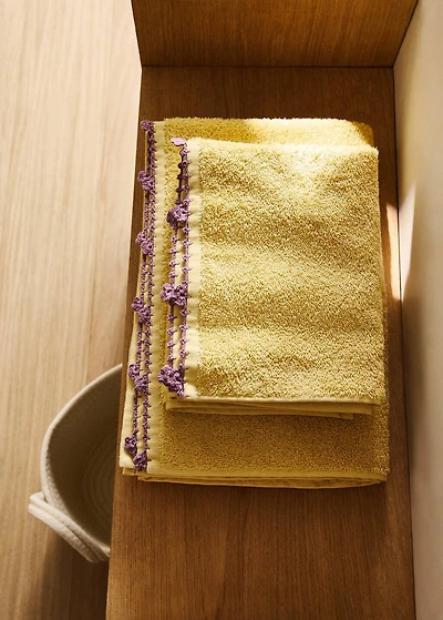 Children's washbasin towel with crochet trim