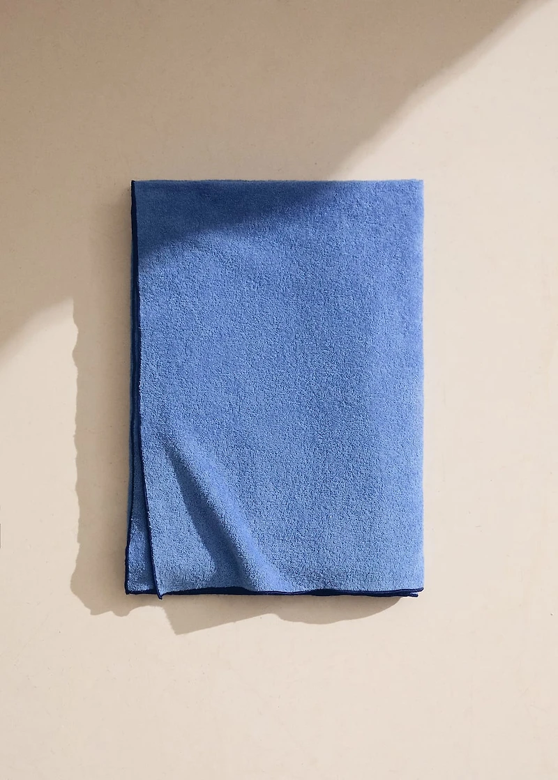 Beach towel with contrasting overlock