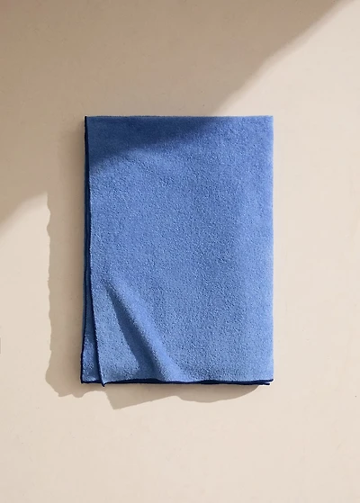 Beach towel with contrasting overlock