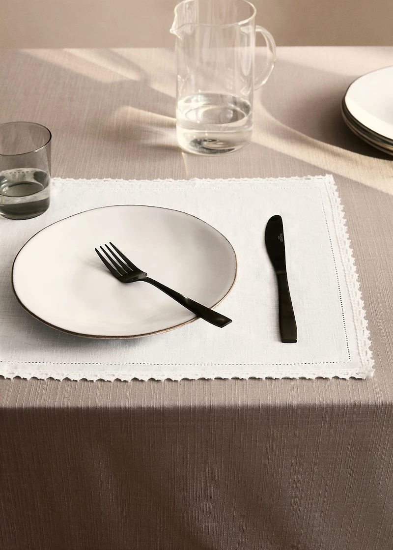 Linen placemat finished with lace