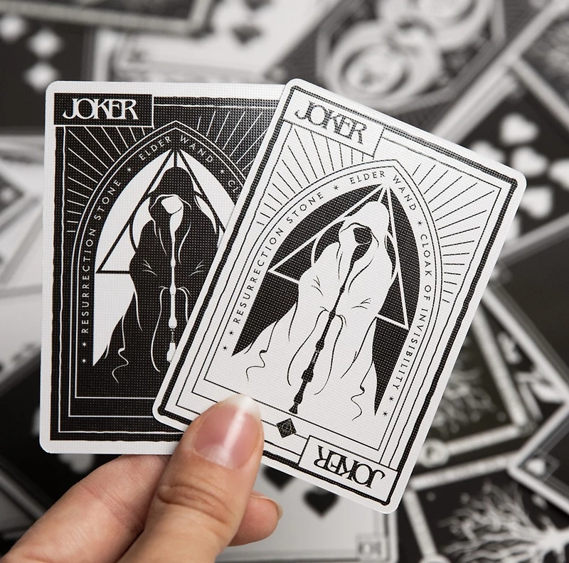 Jeu de cartes Harry Potter Magie Noire dans une boîte en métal