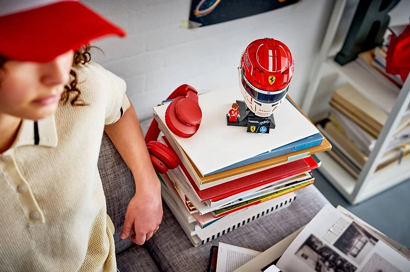 LEGO Editions Scuderia Ferrari HP Charles Leclerc Helmet