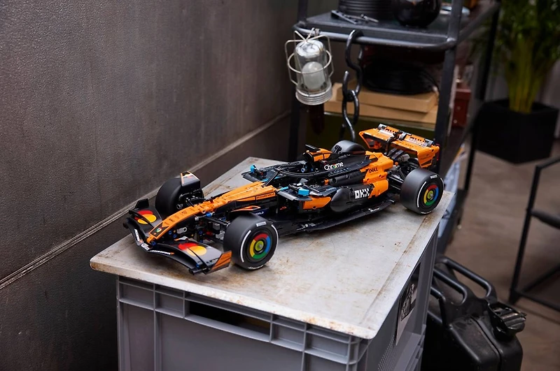 LEGO Technic McLaren MCL39 F1 Car