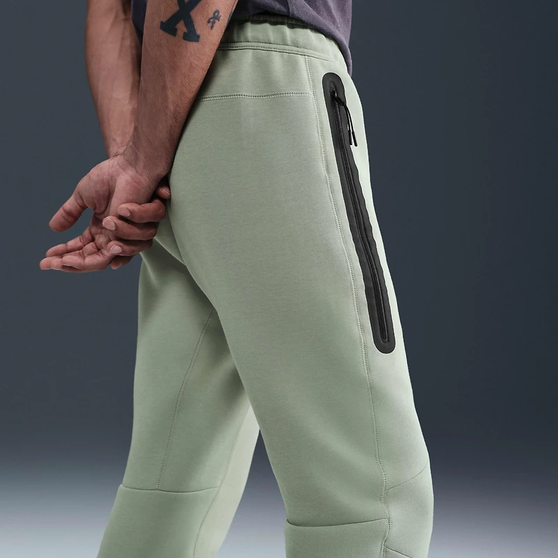 Chelsea FC Tech Men's Nike Soccer Fleece Joggers