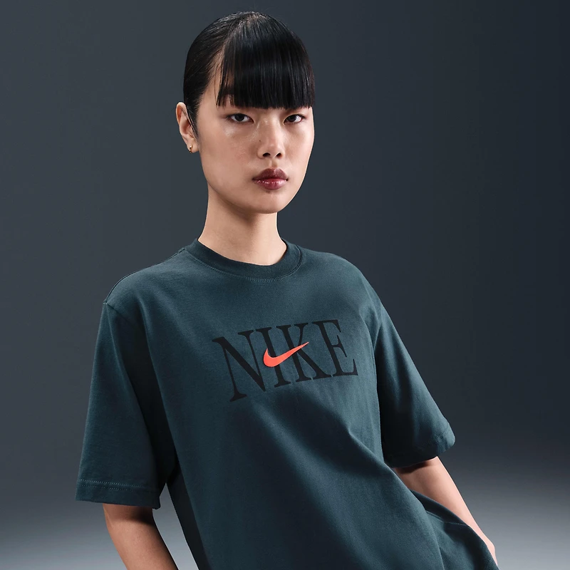 Nike Sportswear Essential Women's Boxy Graphic T-Shirt
