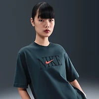 Nike Sportswear Essential Women's Boxy Graphic T-Shirt