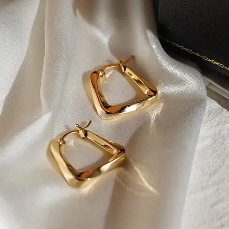 Twisted Trapezoid Hoops