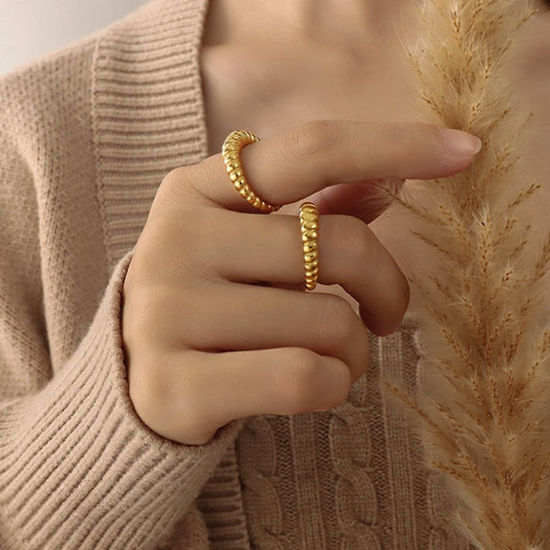 Thin Croissant Ring