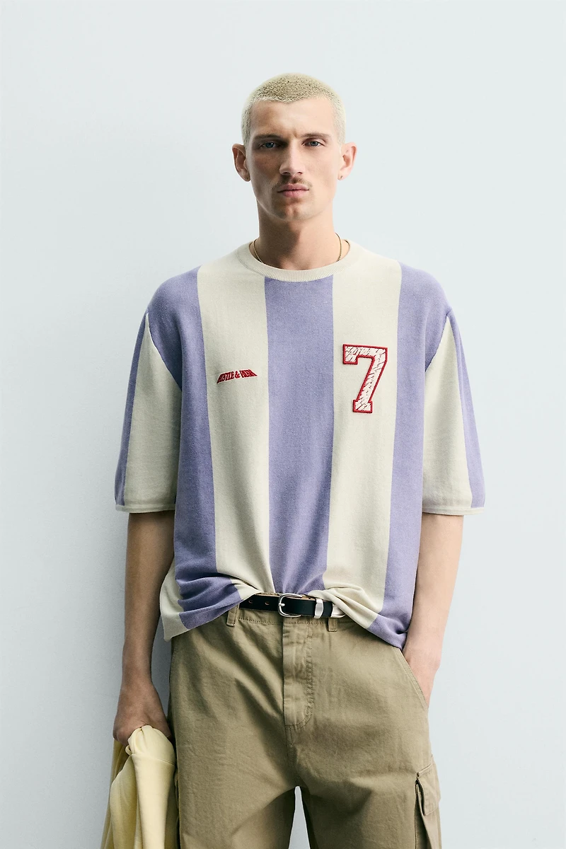 T-SHIRT EN MAILLE RAYÉE AVEC PIÈCE BRODÉE