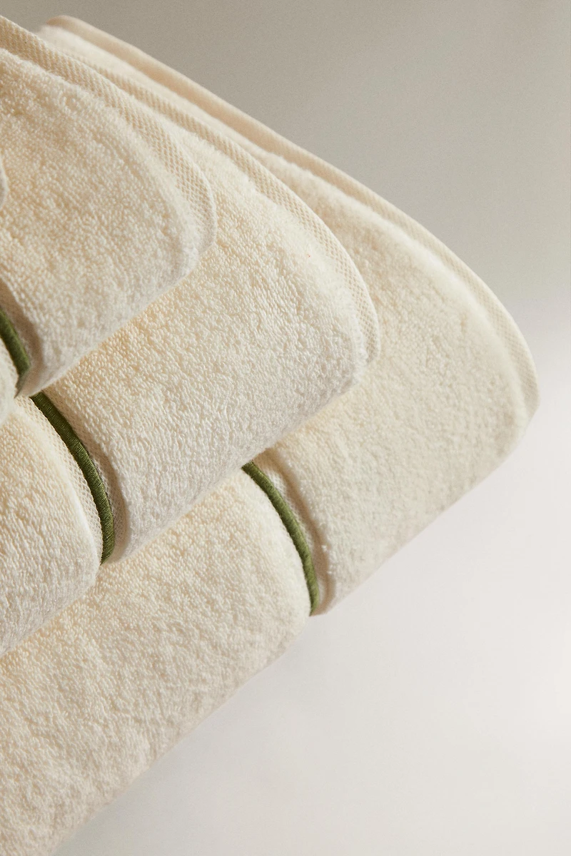 SERVIETTE DE BAIN BRODÉE