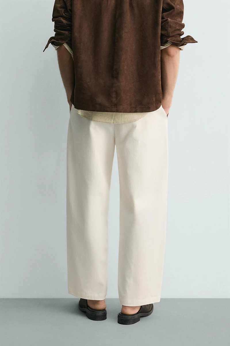 PLEATED WIDE FIT CHINO PANTS