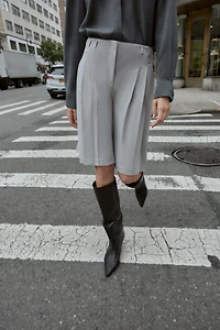 PLEATED LONG SHORTS