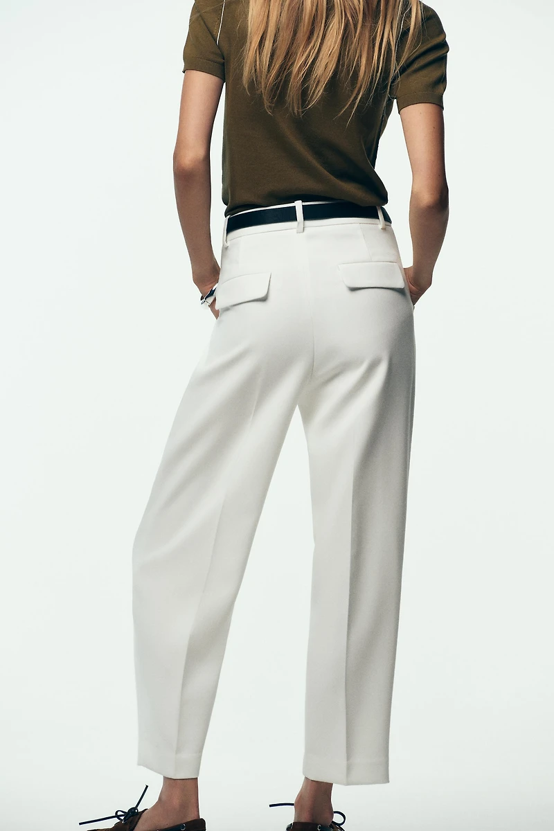 PANTALON À PINCES ET CEINTURE
