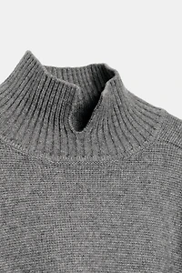 PULL EN MAILLE AVEC OUVERTURE AU COL